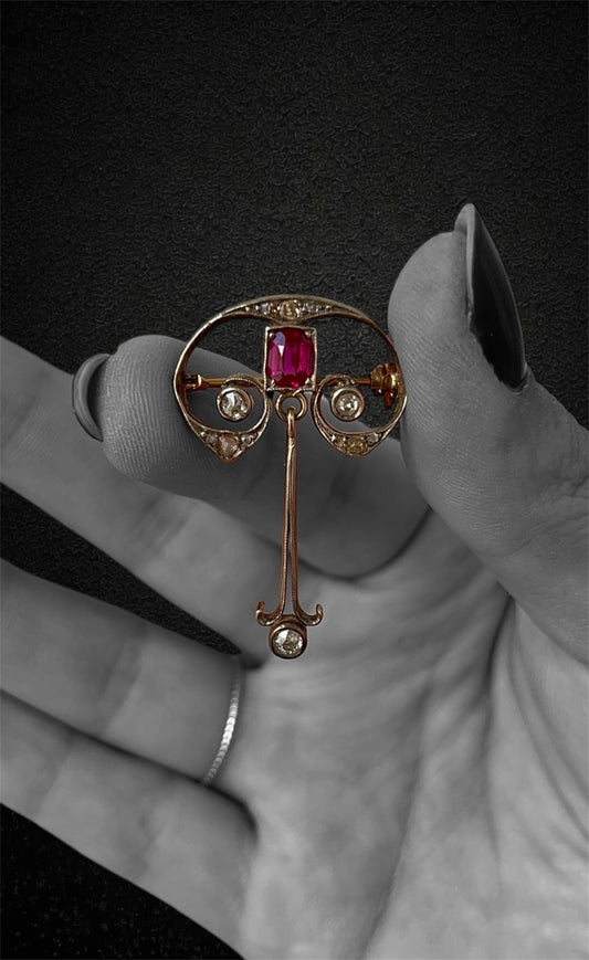 Pendente in stile Art Nouveau, rubino e diamanti.