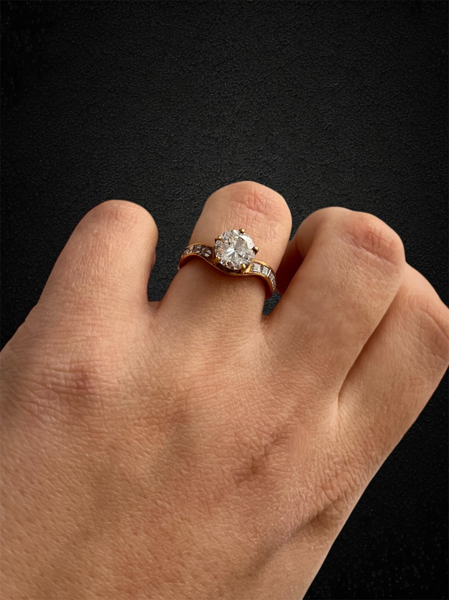 Stupendo anello di fidanzamento con diamante da 1,69 carati