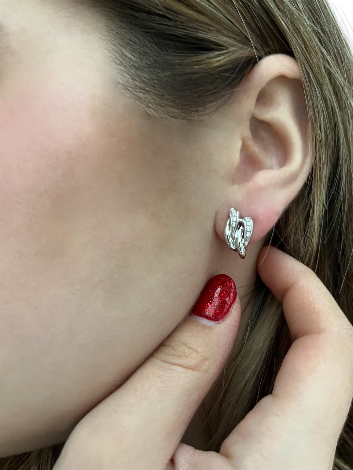 Delicati orecchini con diamanti