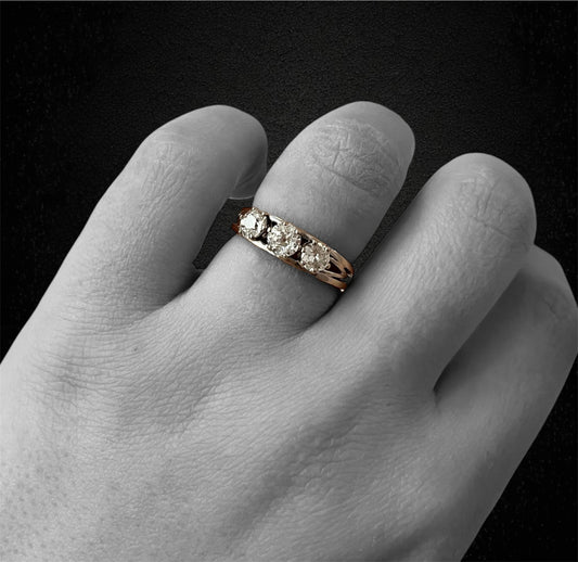 Trilogy in oro bianco con diamanti