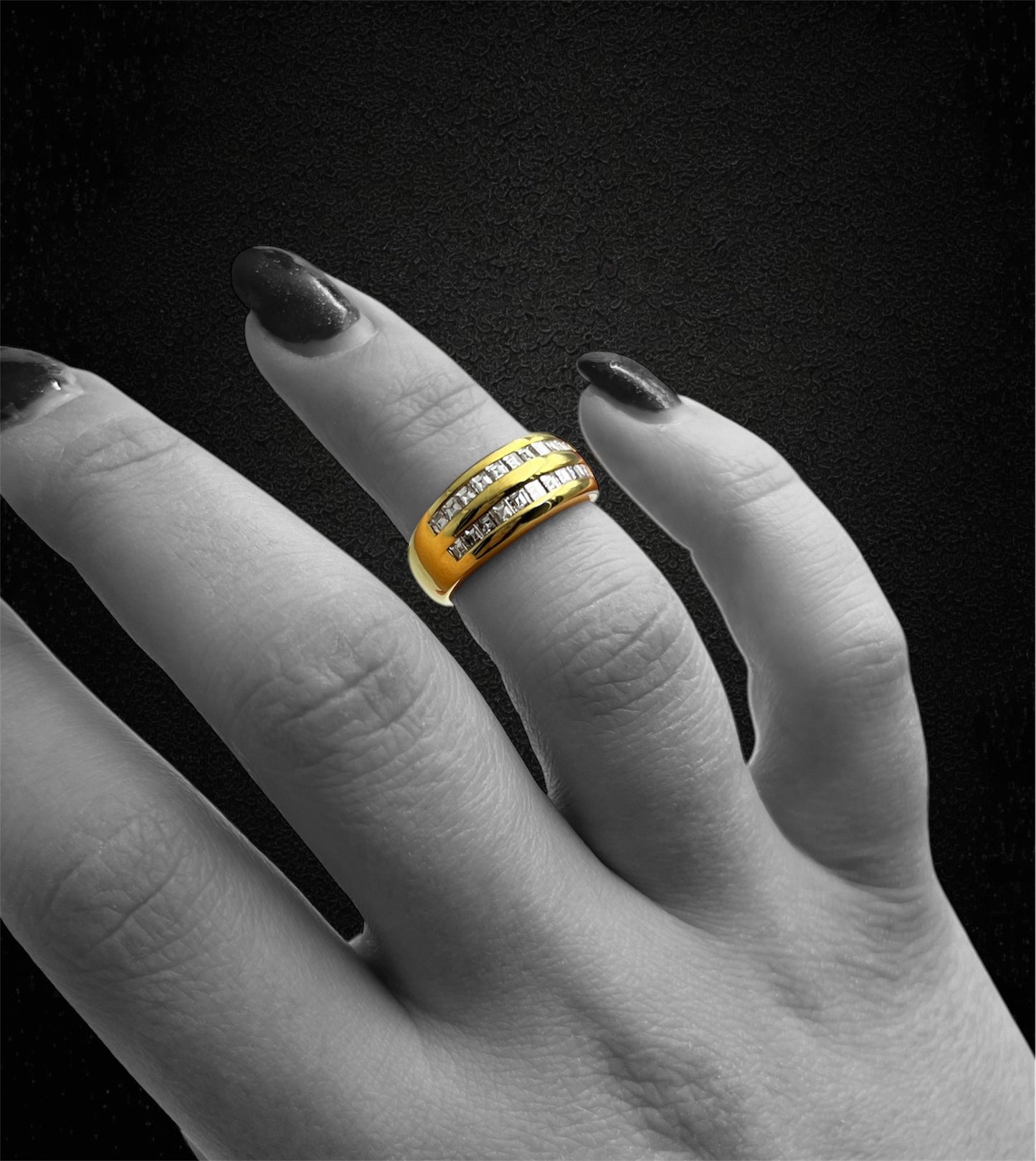 Anello a doppio binario con diamanti.