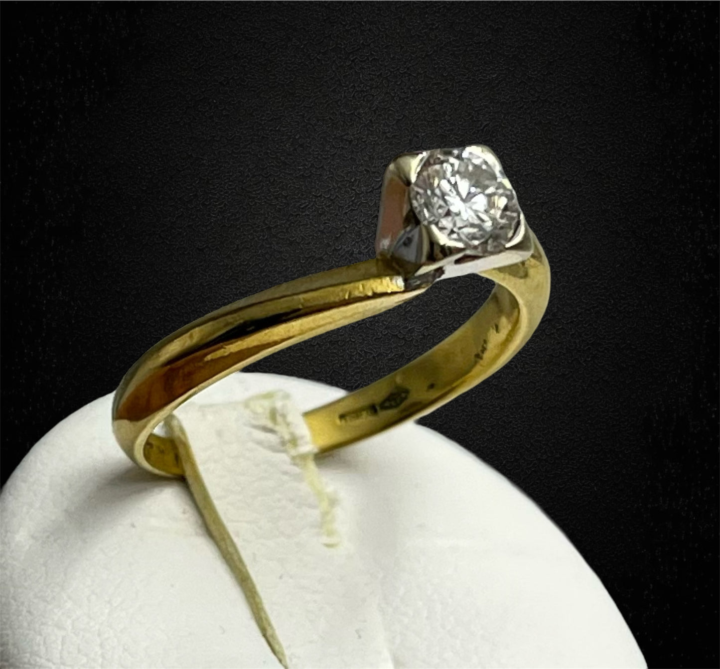 Anello solitario Salvini in oro giallo 18k con diamante da 0,40 ct.