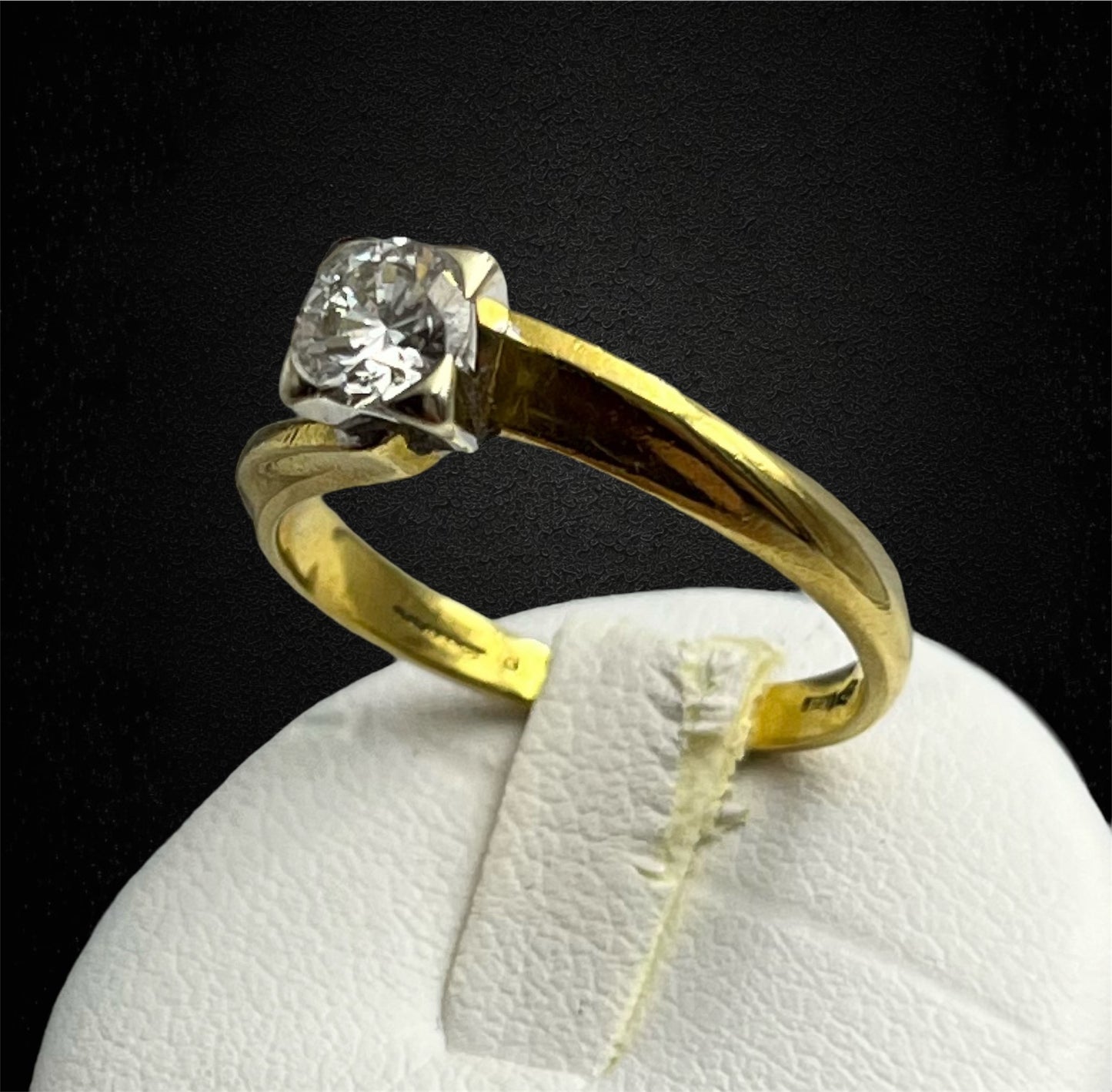 Anello solitario Salvini in oro giallo 18k con diamante da 0,40 ct.