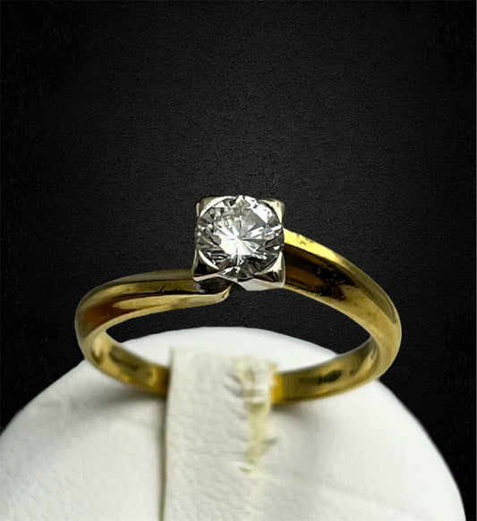 Anello solitario Salvini in oro giallo 18k con diamante da 0,40 ct.