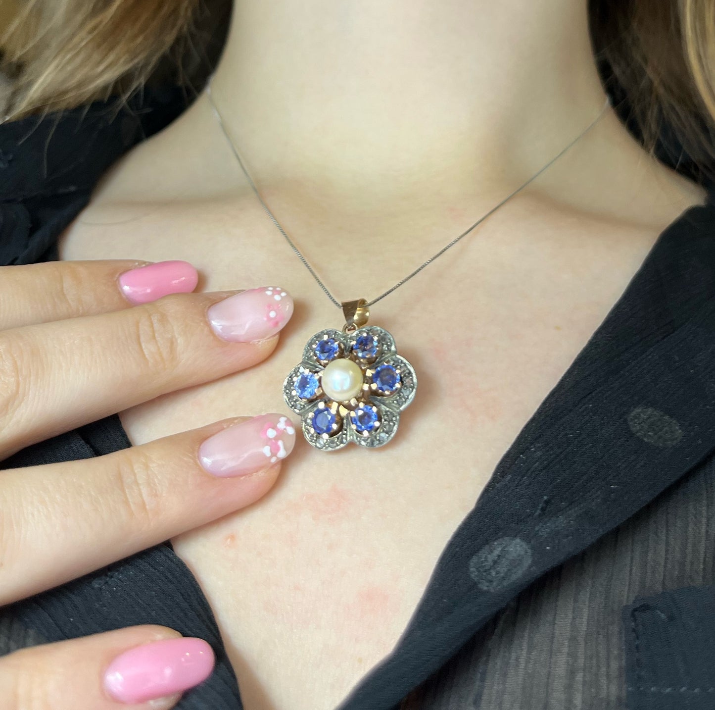 Ciondolo ispirato allo stile ottocentesco, zaffiri, perla e diamanti