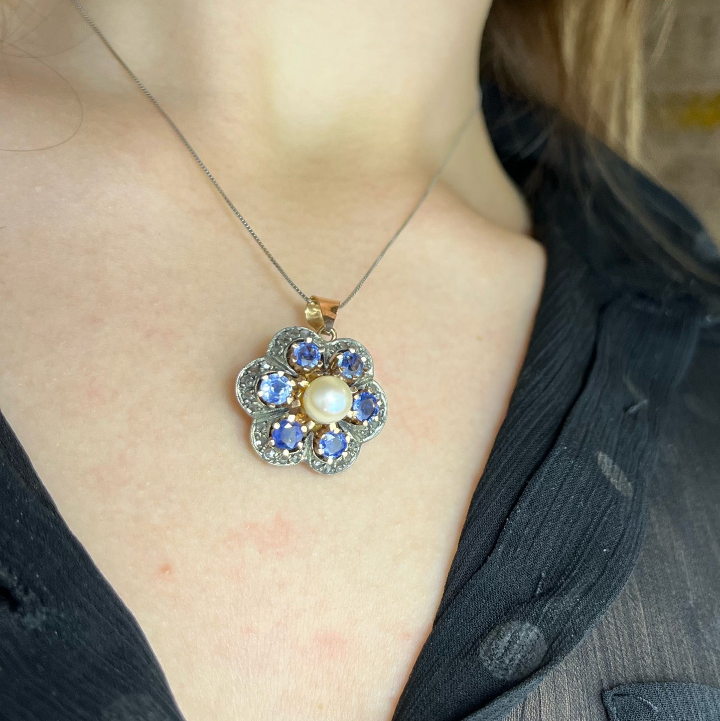 Ciondolo ispirato allo stile ottocentesco, zaffiri, perla e diamanti