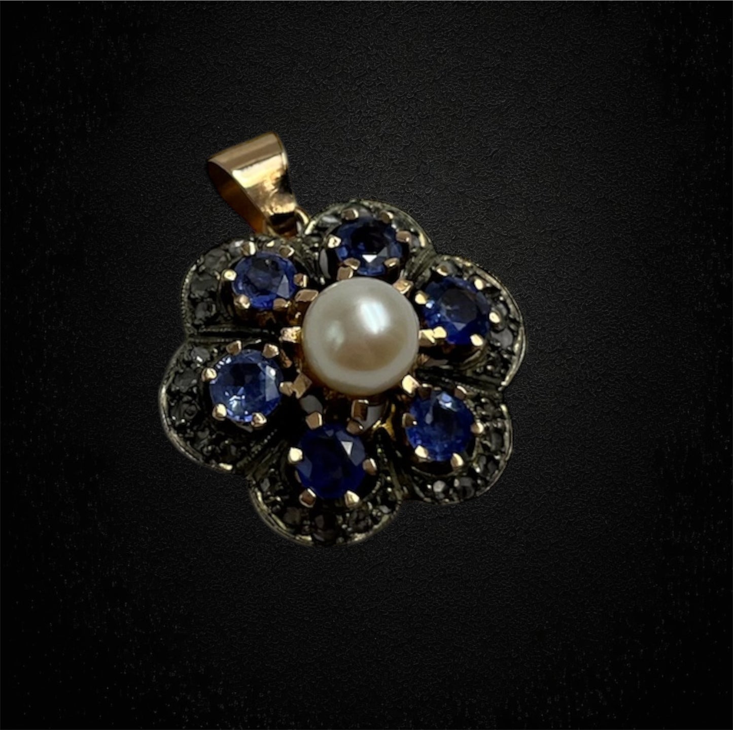 Ciondolo ispirato allo stile ottocentesco, zaffiri, perla e diamanti