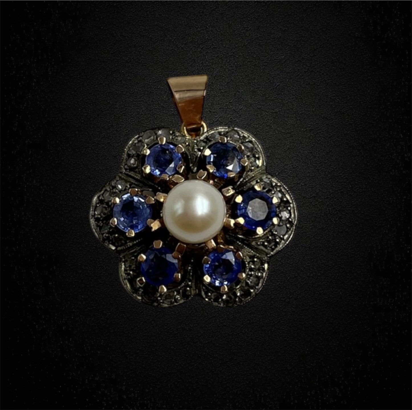 Ciondolo ispirato allo stile ottocentesco, zaffiri, perla e diamanti