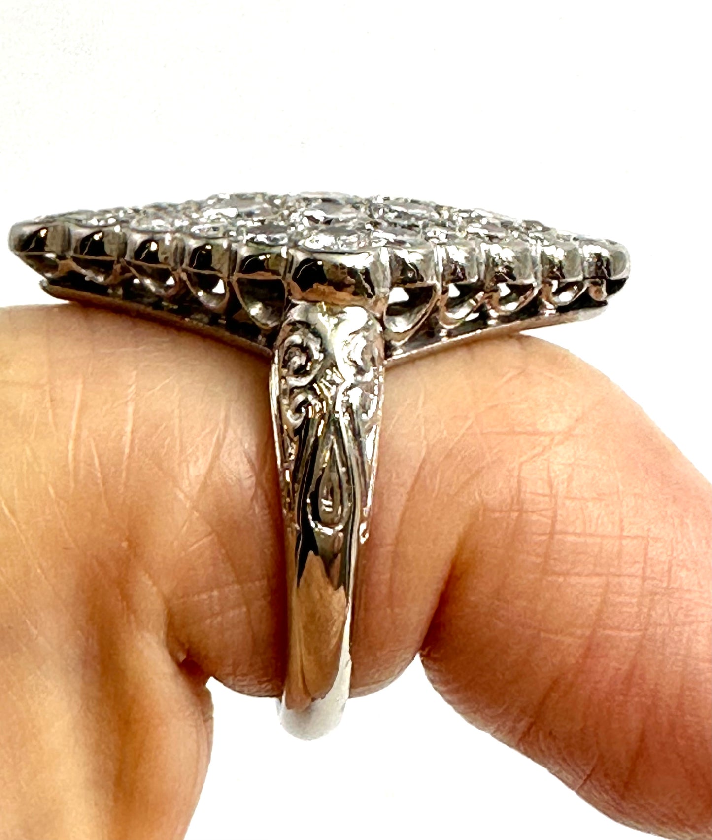 Splendido Anello Romboidale con Diamanti