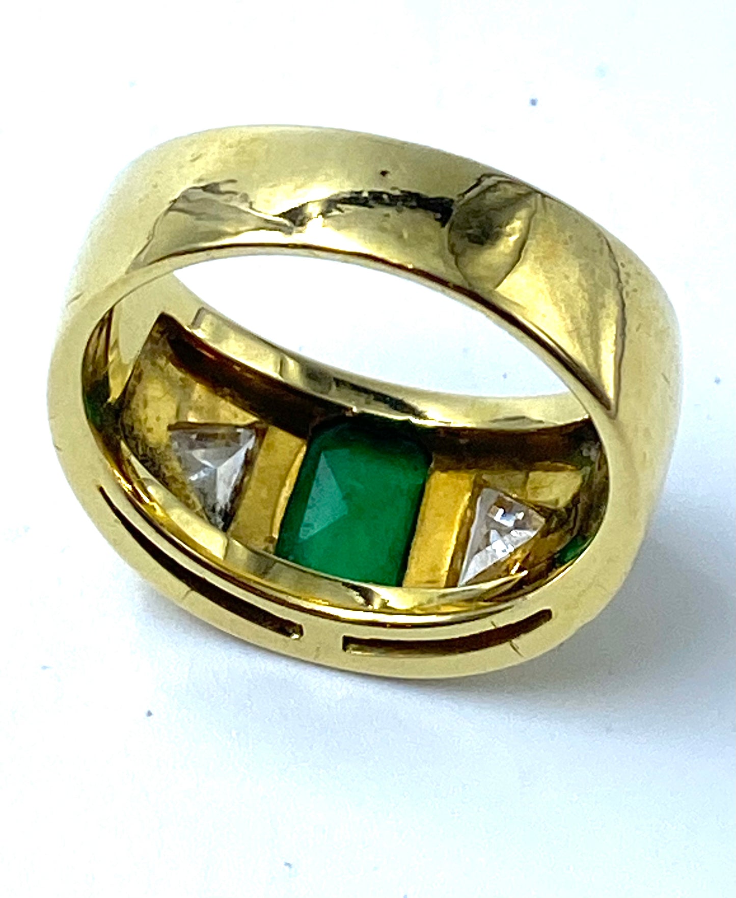 Fascione bombato con smeraldo e diamanti