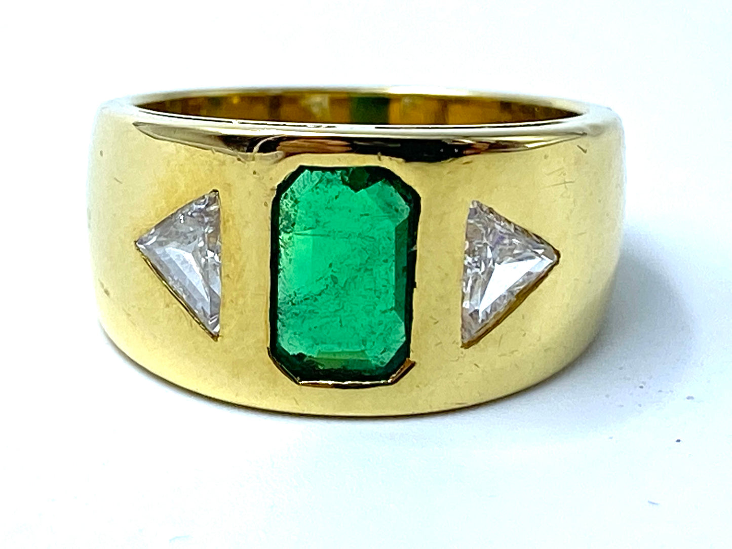 Fascione bombato con smeraldo e diamanti