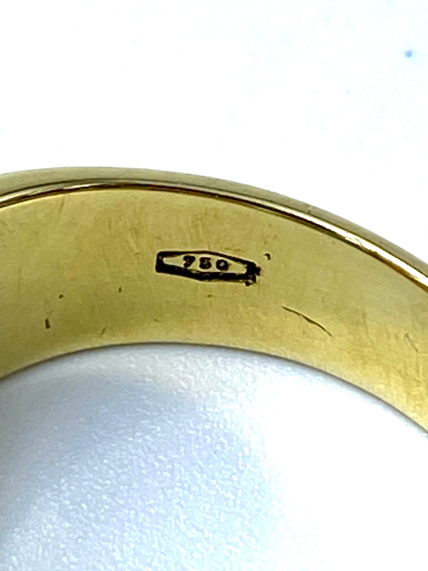 Fascione bombato con smeraldo e diamanti