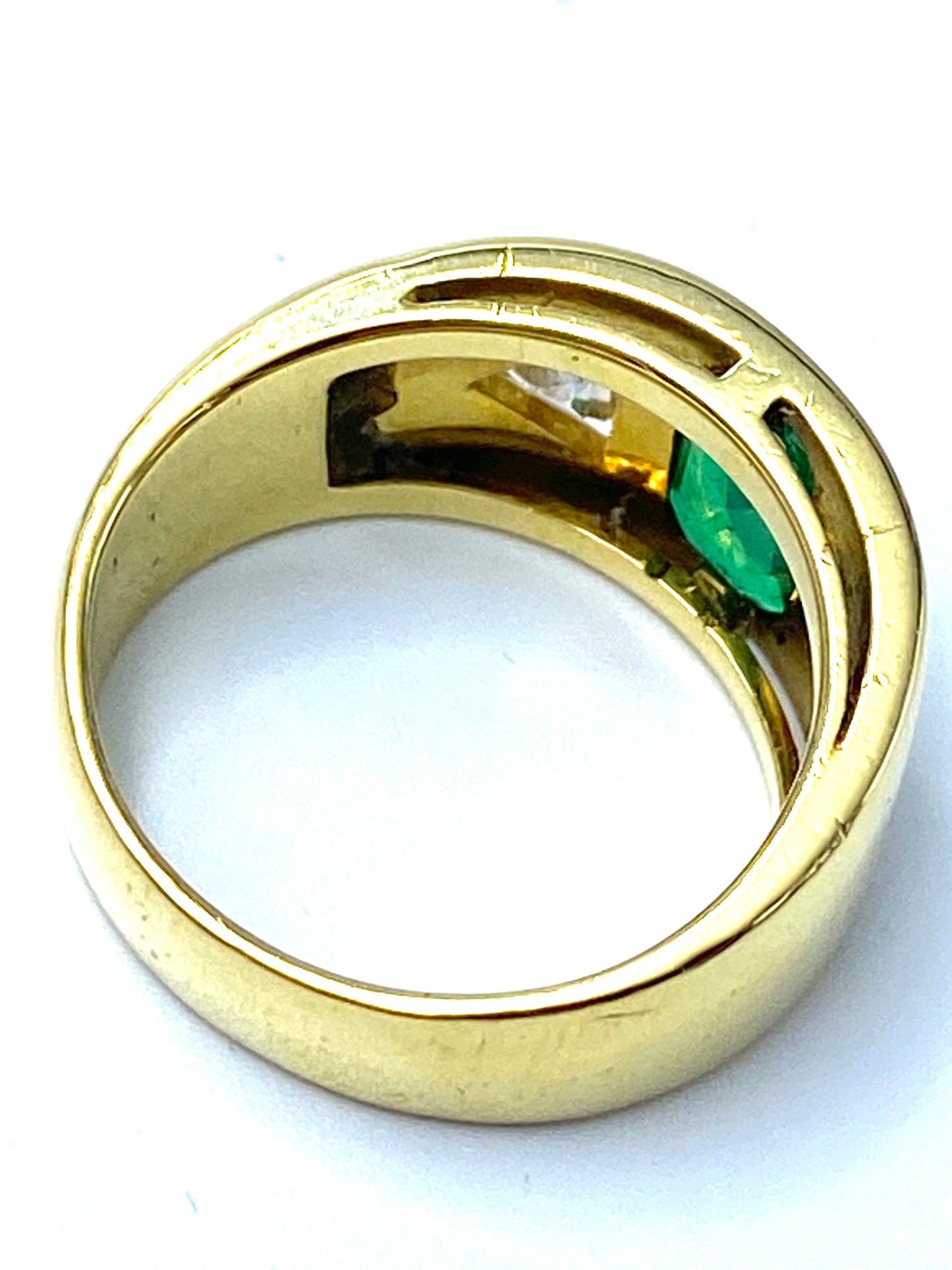 Fascione bombato con smeraldo e diamanti