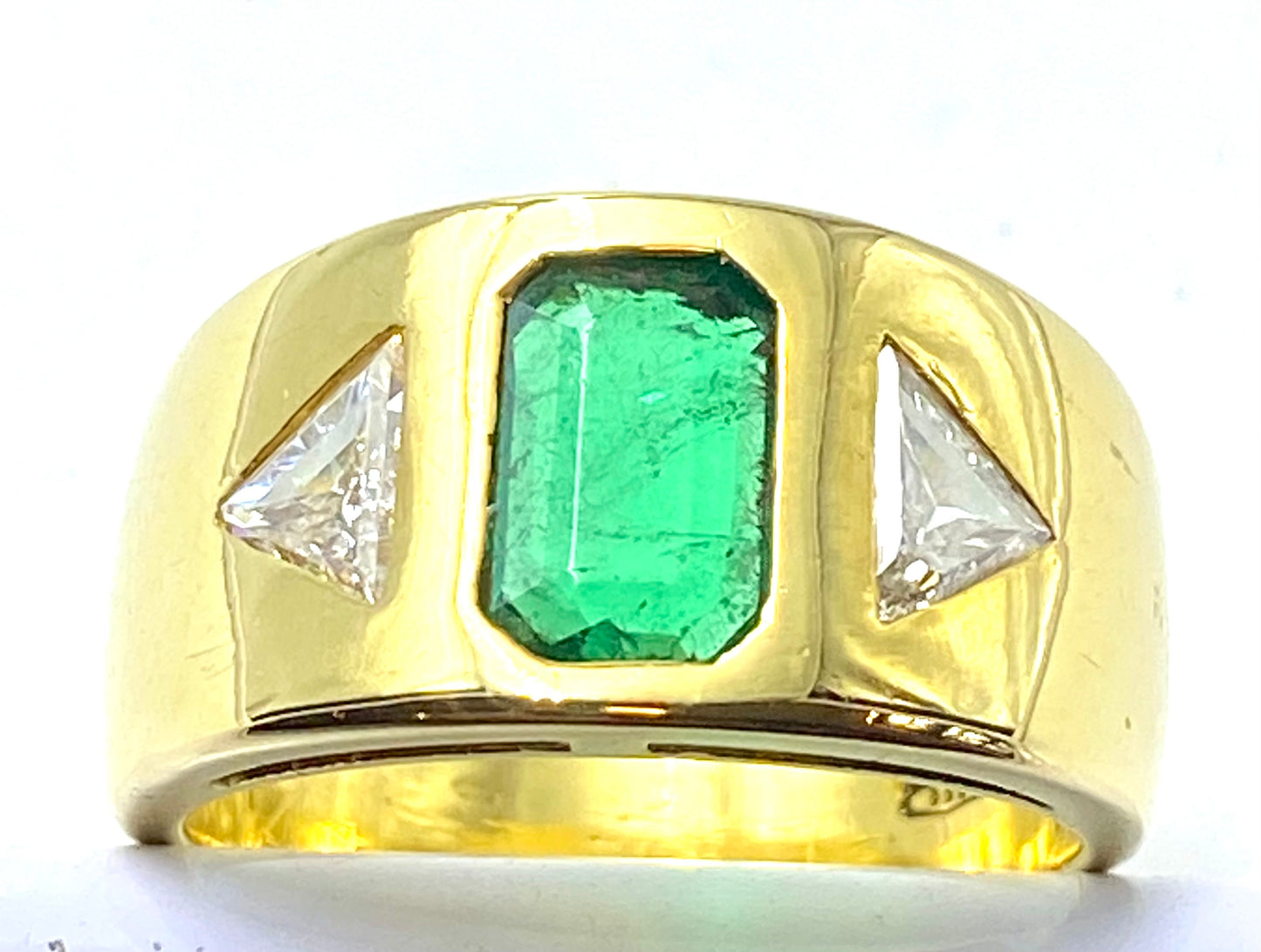 Fascione bombato con smeraldo e diamanti