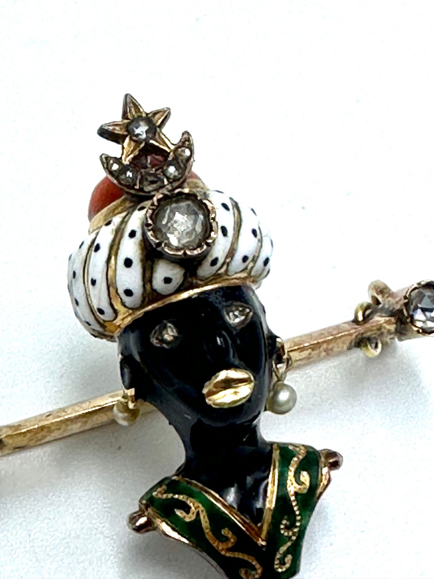 Spilla in oro con smalti policromi con "moretto", firmata Agostino Gigante