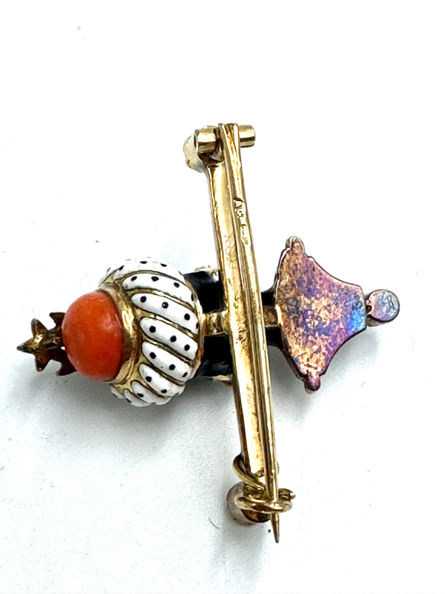 Spilla in oro con smalti policromi con "moretto", firmata Agostino Gigante