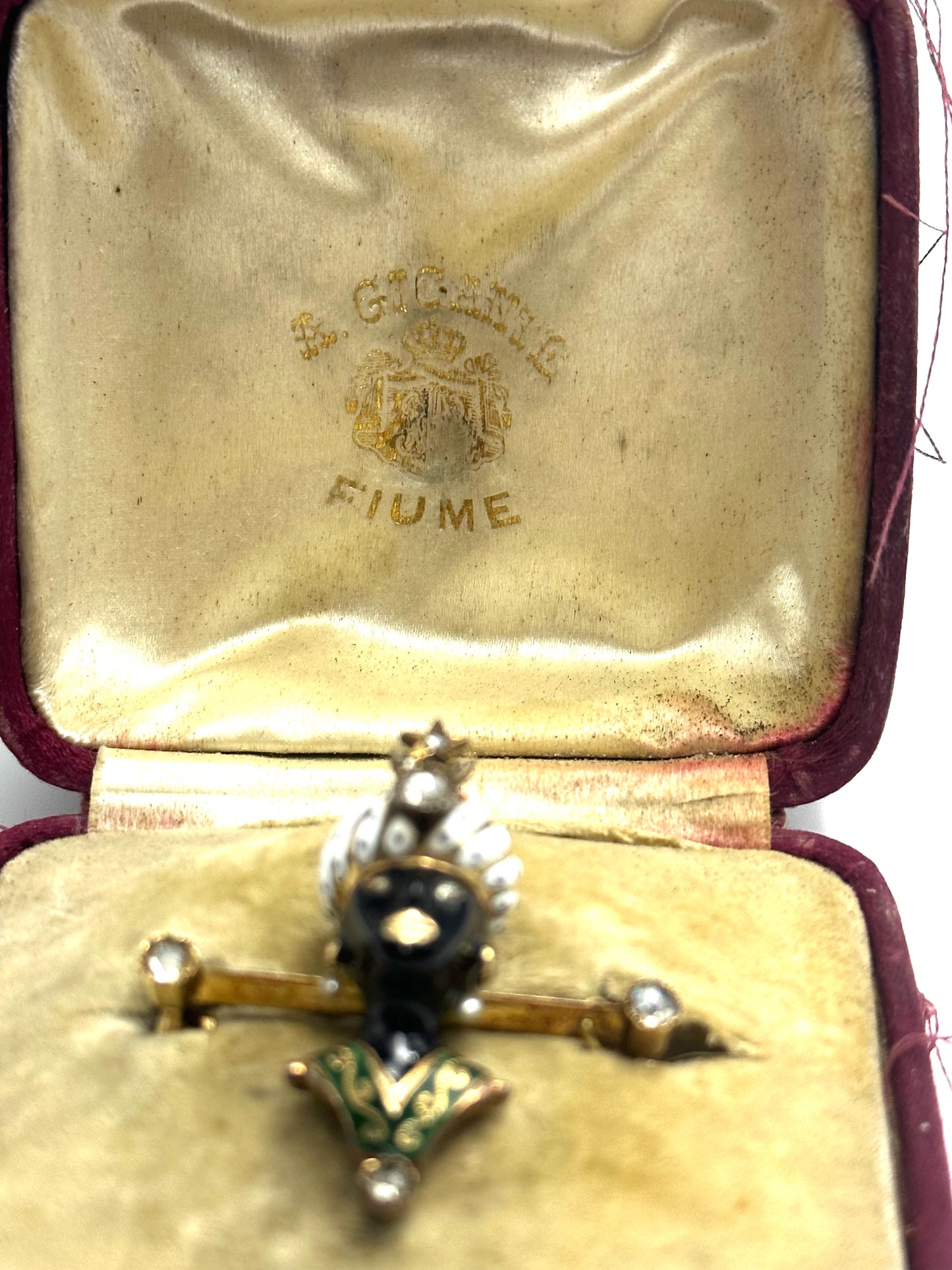 Spilla in oro con smalti policromi con "moretto", firmata Agostino Gigante