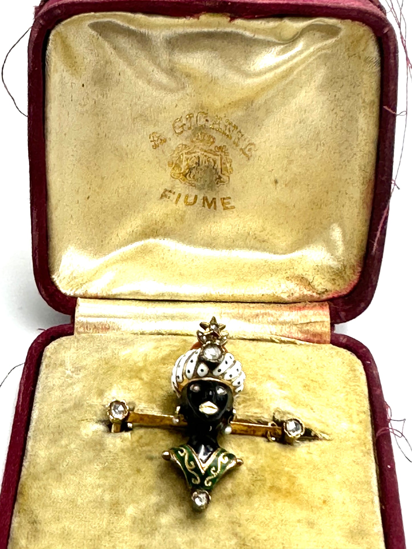 Spilla in oro con smalti policromi con "moretto", firmata Agostino Gigante