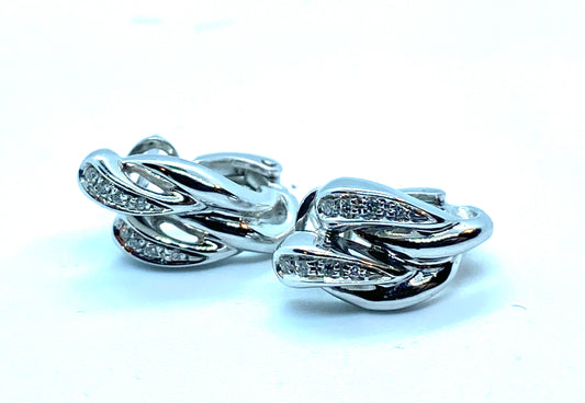 Delicati orecchini con diamanti