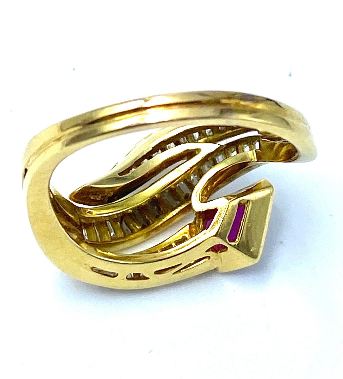 Anello di design serpente, rubino e diamanti