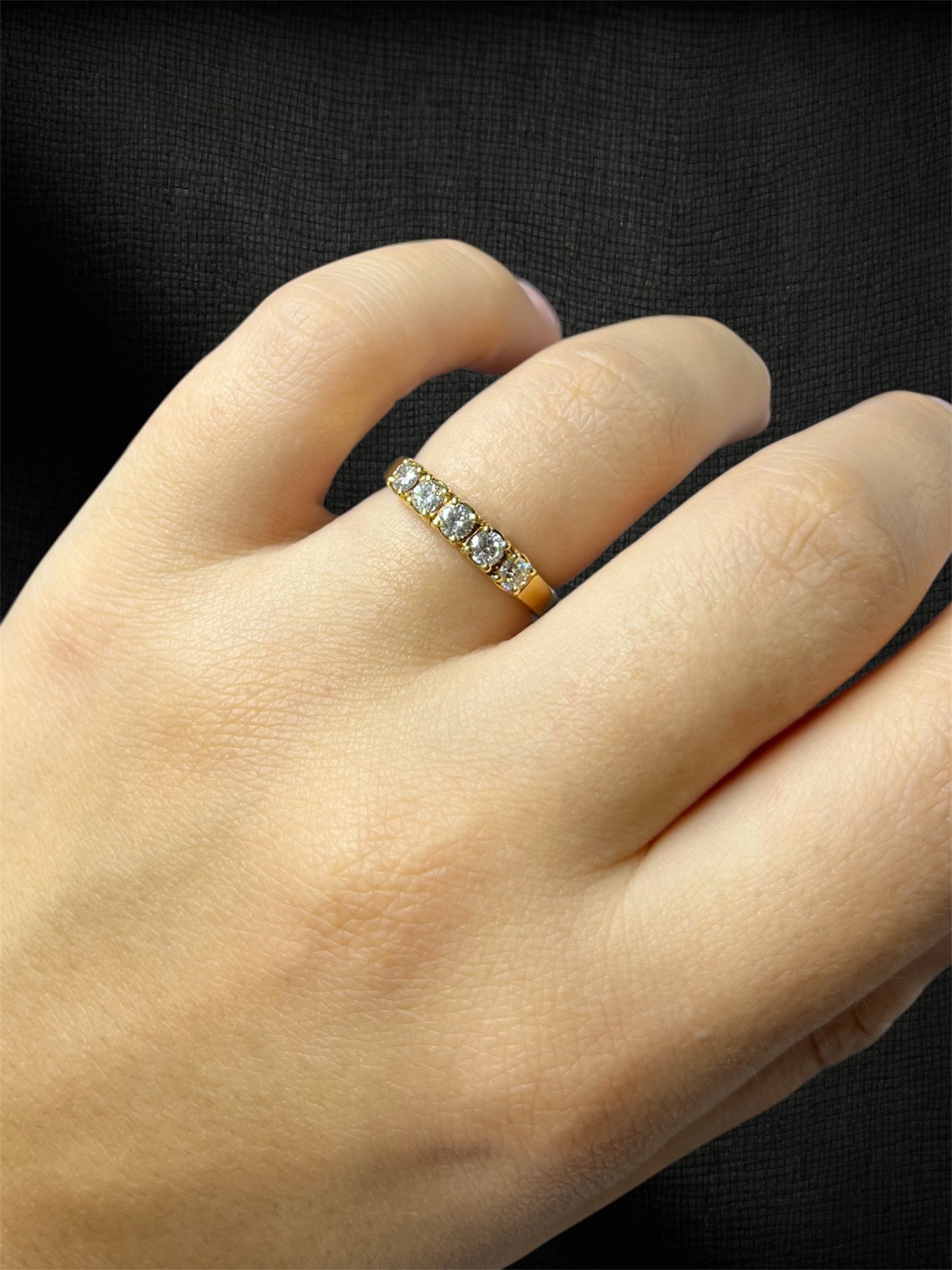 Anello riviere vintage in oro giallo con diamanti, produzione italiana anni '60