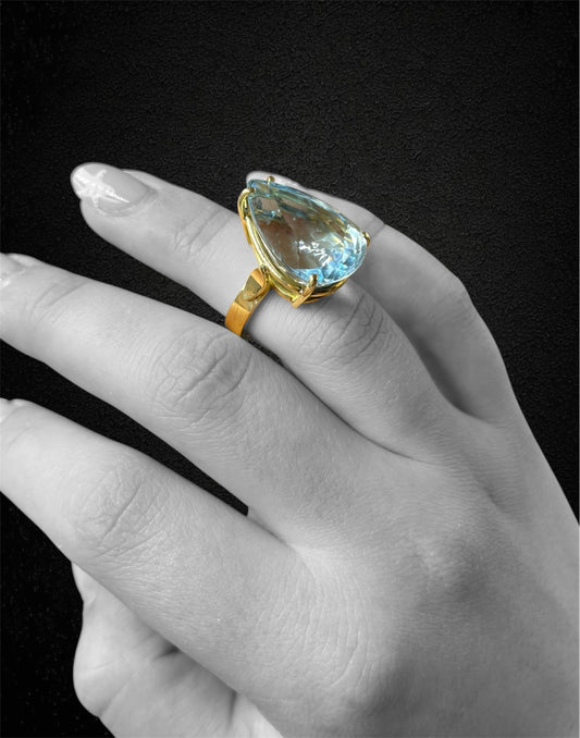 Anello artigianale in oro giallo 18K con topazio azzurro – produzione italiana moderna