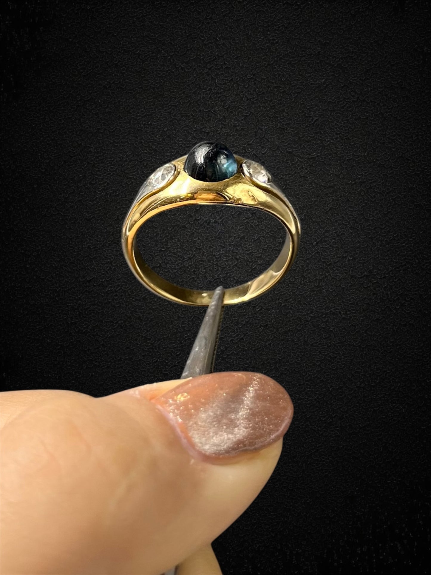 Anello a fascia in oro bianco con zaffiro cabochon e diamanti