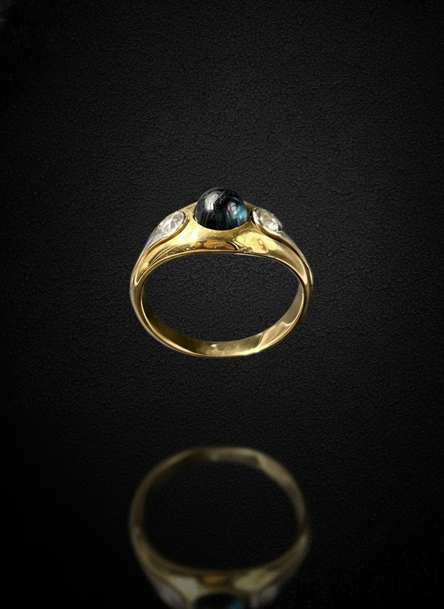 Anello a Fascia con Zaffiro Cabochon e Diamanti