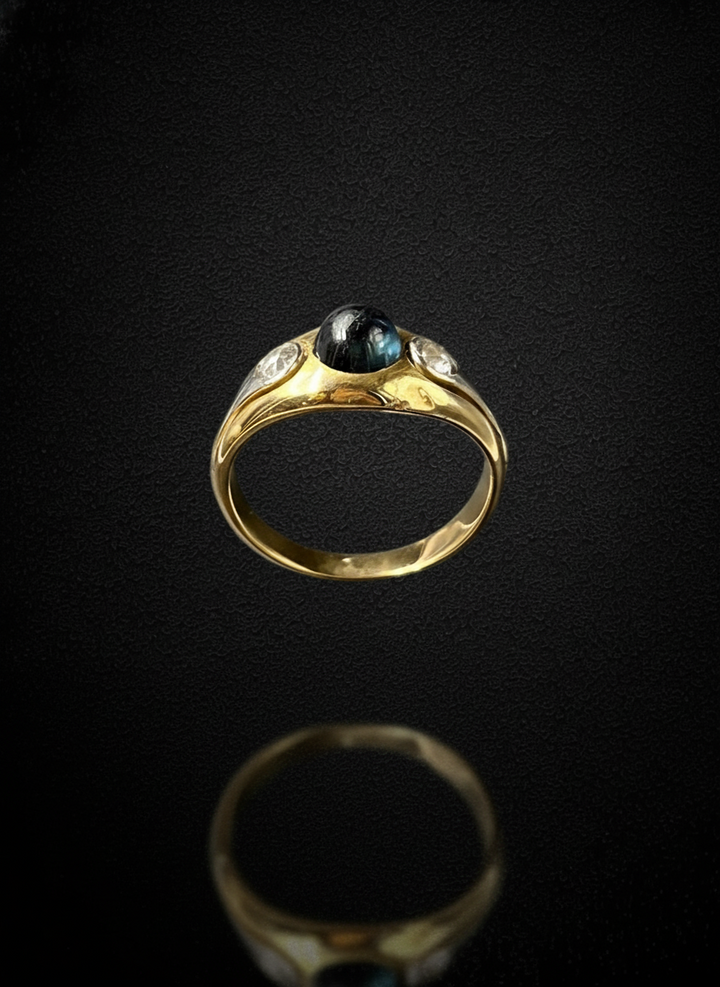 Anello a Fascia con Zaffiro Cabochon e Diamanti