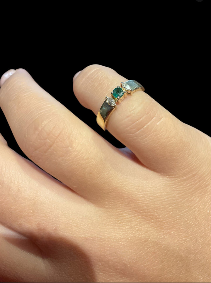 Anello da mignolo con smeraldo e diamanti marquise, produzione italiana anni '90