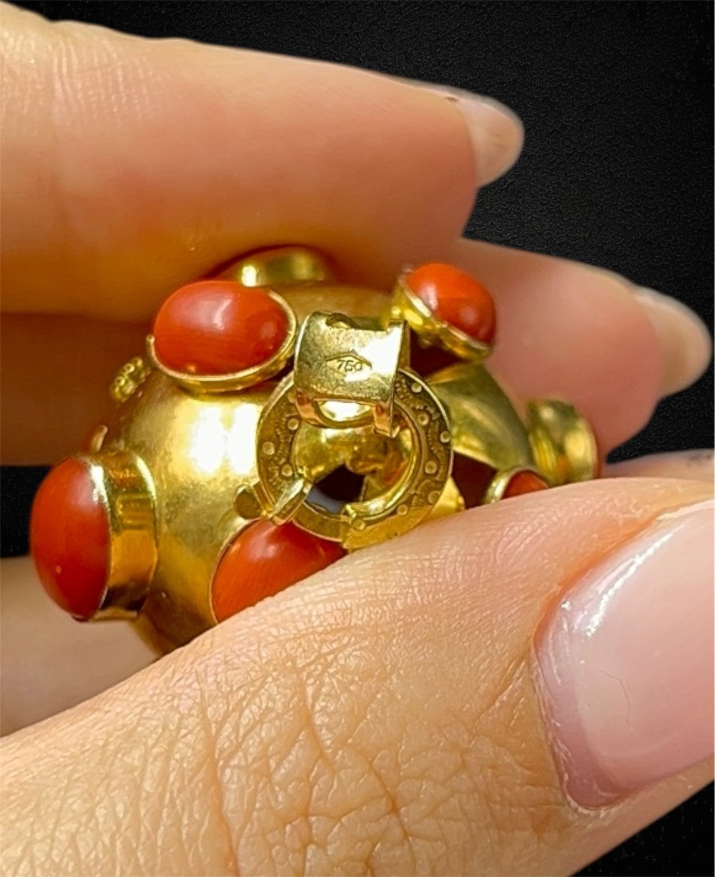 Ciondolo “mina” in oro giallo 18K con inserti in corallo — Italia, anni ’60
