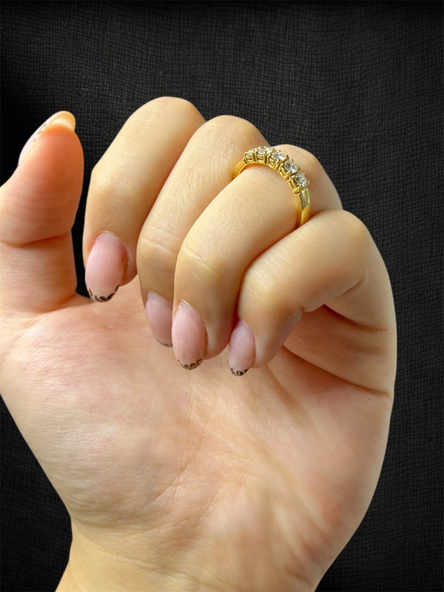 Anello riviere vintage in oro giallo con diamanti, produzione italiana anni '60