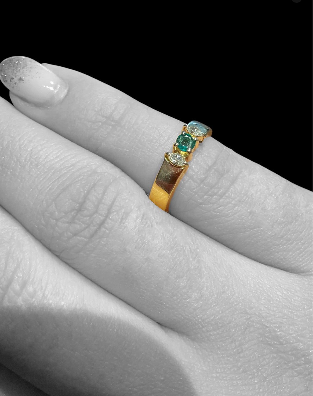 Anello da mignolo con smeraldo e diamanti marquise, produzione italiana anni '90