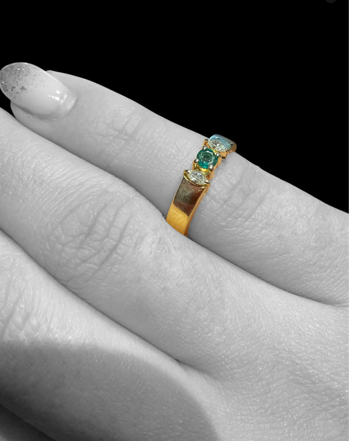 Anello da mignolo con smeraldo e diamanti marquise, produzione italiana anni '90