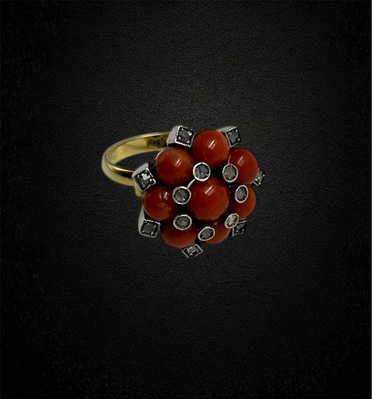 Anello in stile barocco, corallo e diamanti