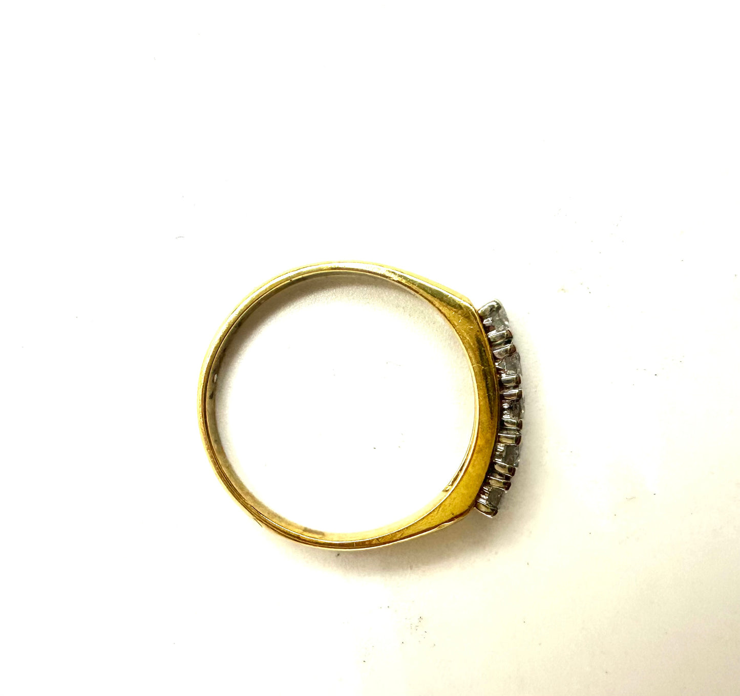 Anello a riviere anni '30 in oro giallo 18k con diamanti "vecchia Europa"