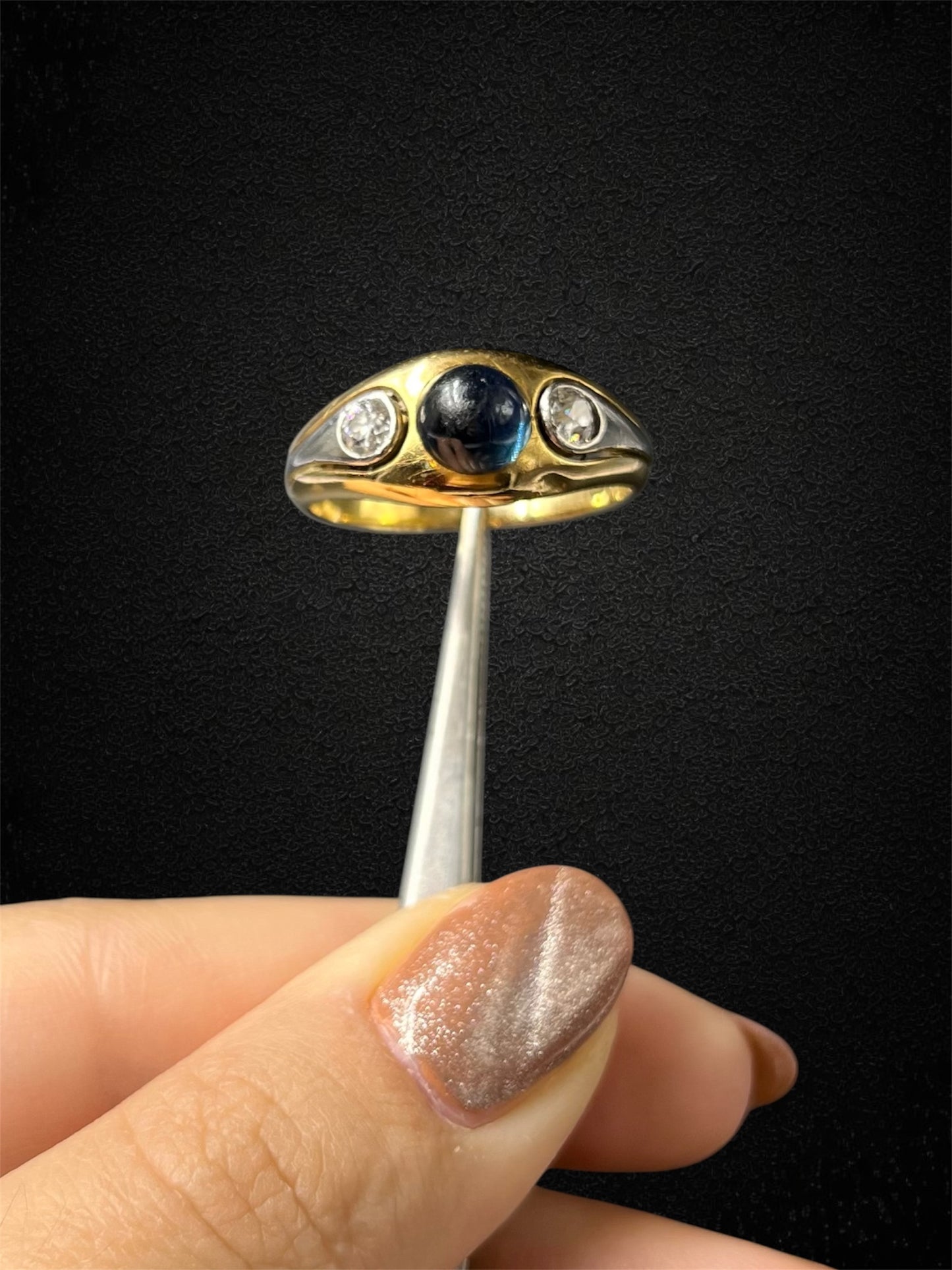 Anello a fascia in oro bianco con zaffiro cabochon e diamanti