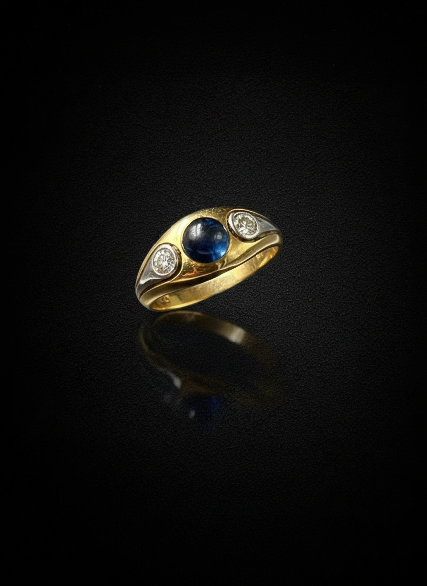 Anello a Fascia con Zaffiro Cabochon e Diamanti