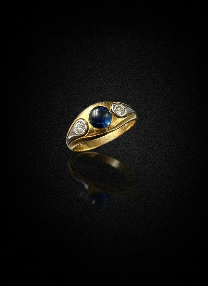 Anello a Fascia con Zaffiro Cabochon e Diamanti