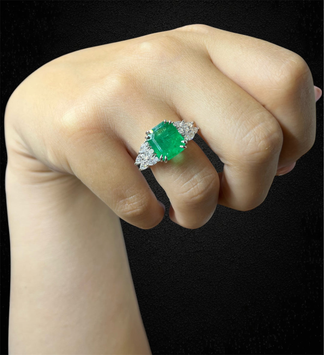 Strepitoso Anello con Smeraldo di Nostra Creazione