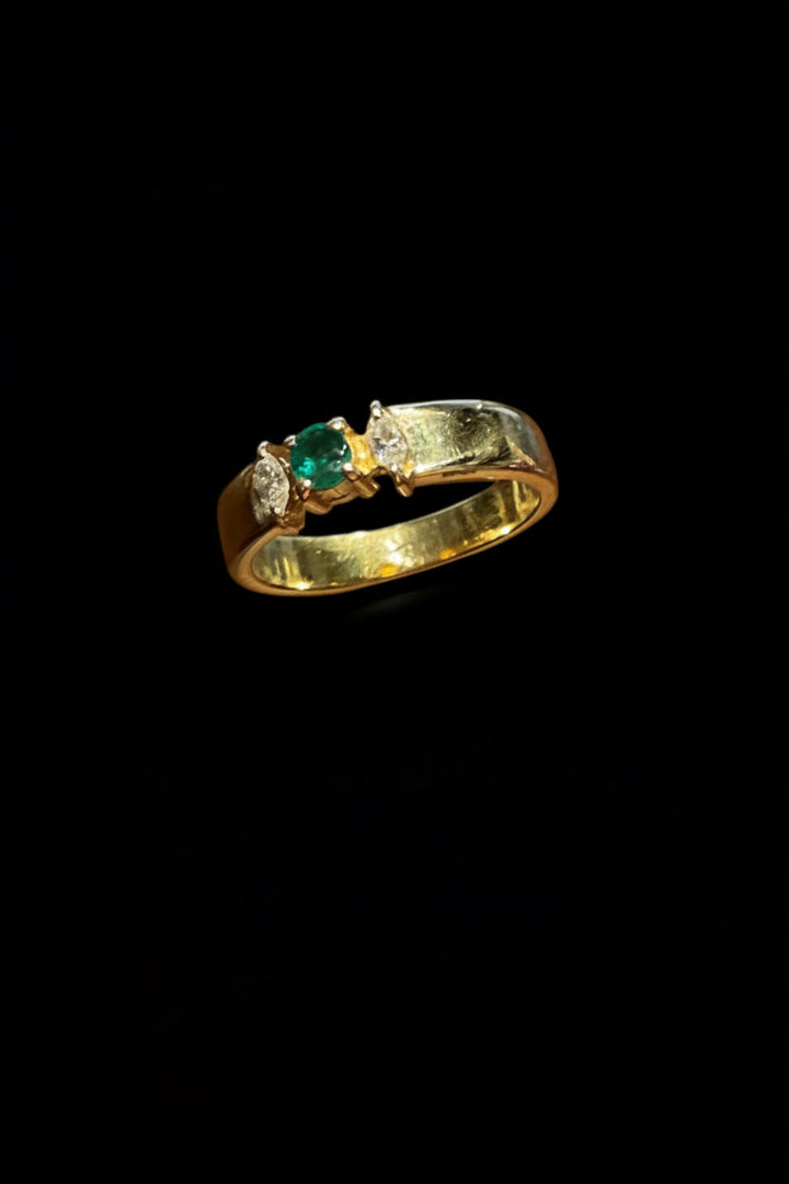 Anello da mignolo con smeraldo e diamanti marquise, produzione italiana anni '90