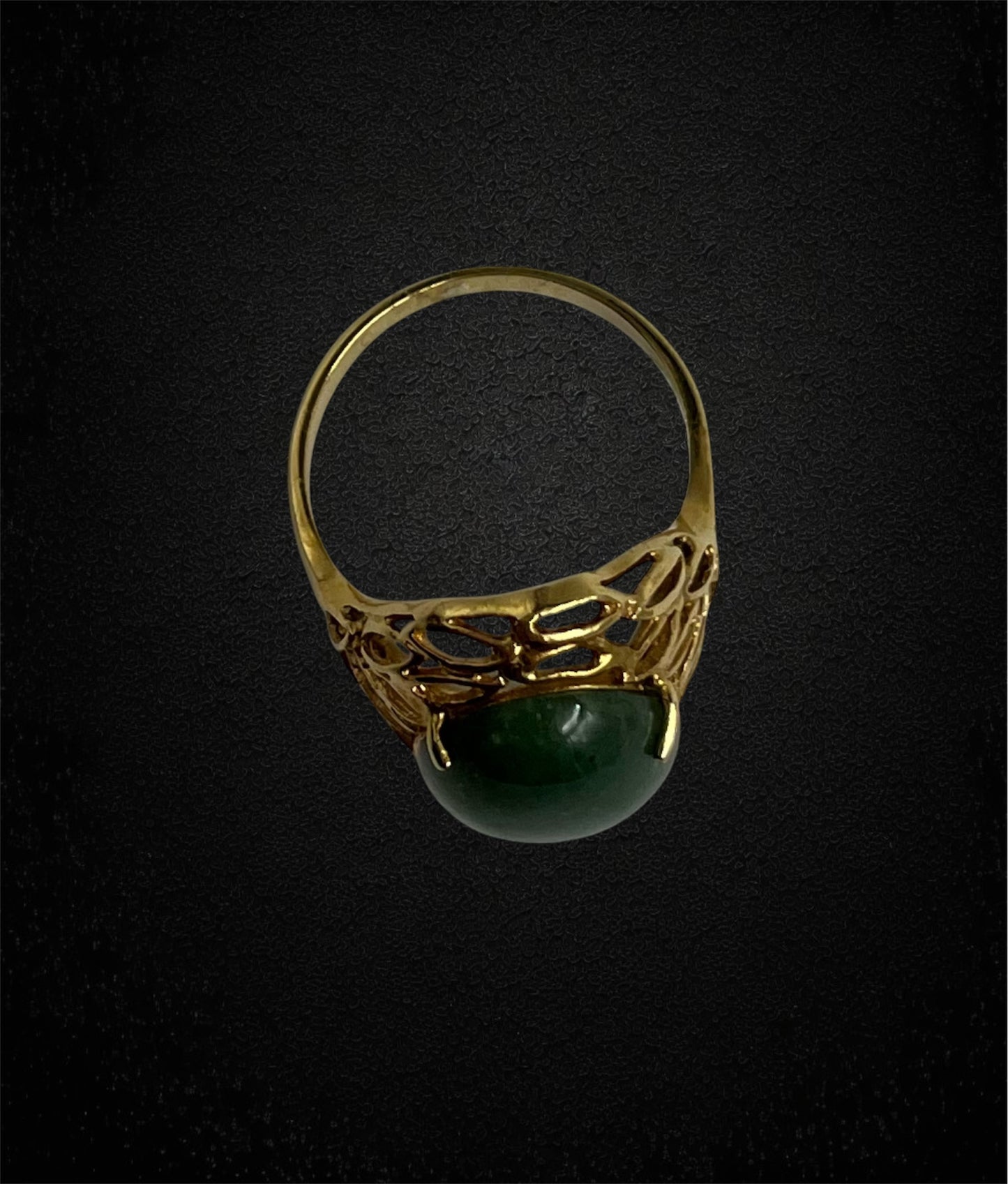 Anello con giadeite, ispirato alle forme sinuose della natura.