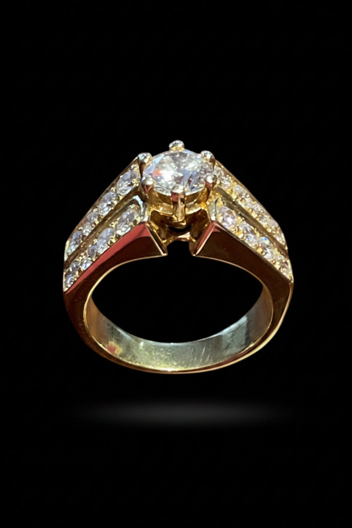 Anello Solitario ct. 0,73 in Oro, contorno diamanti