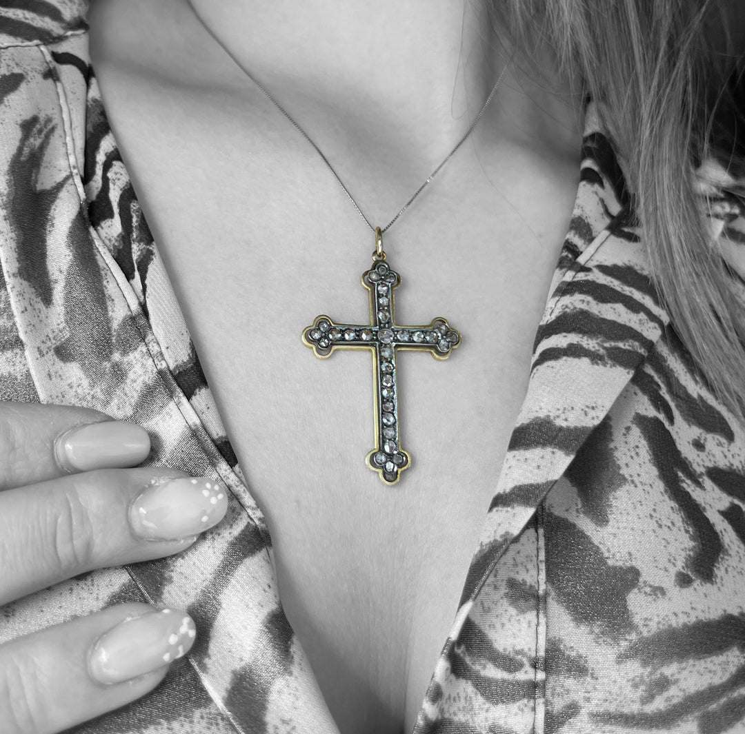 Croce Pendente con Diamanti