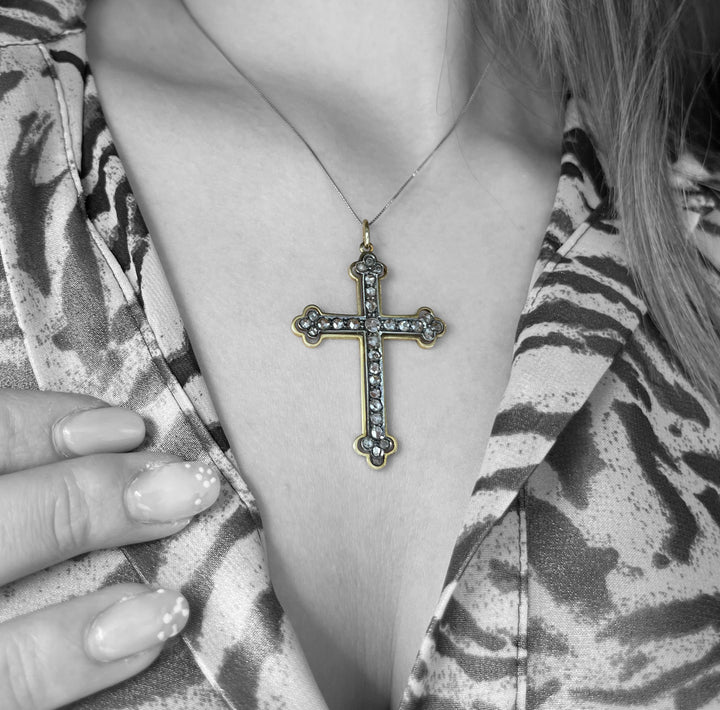 Croce Pendente con Diamanti