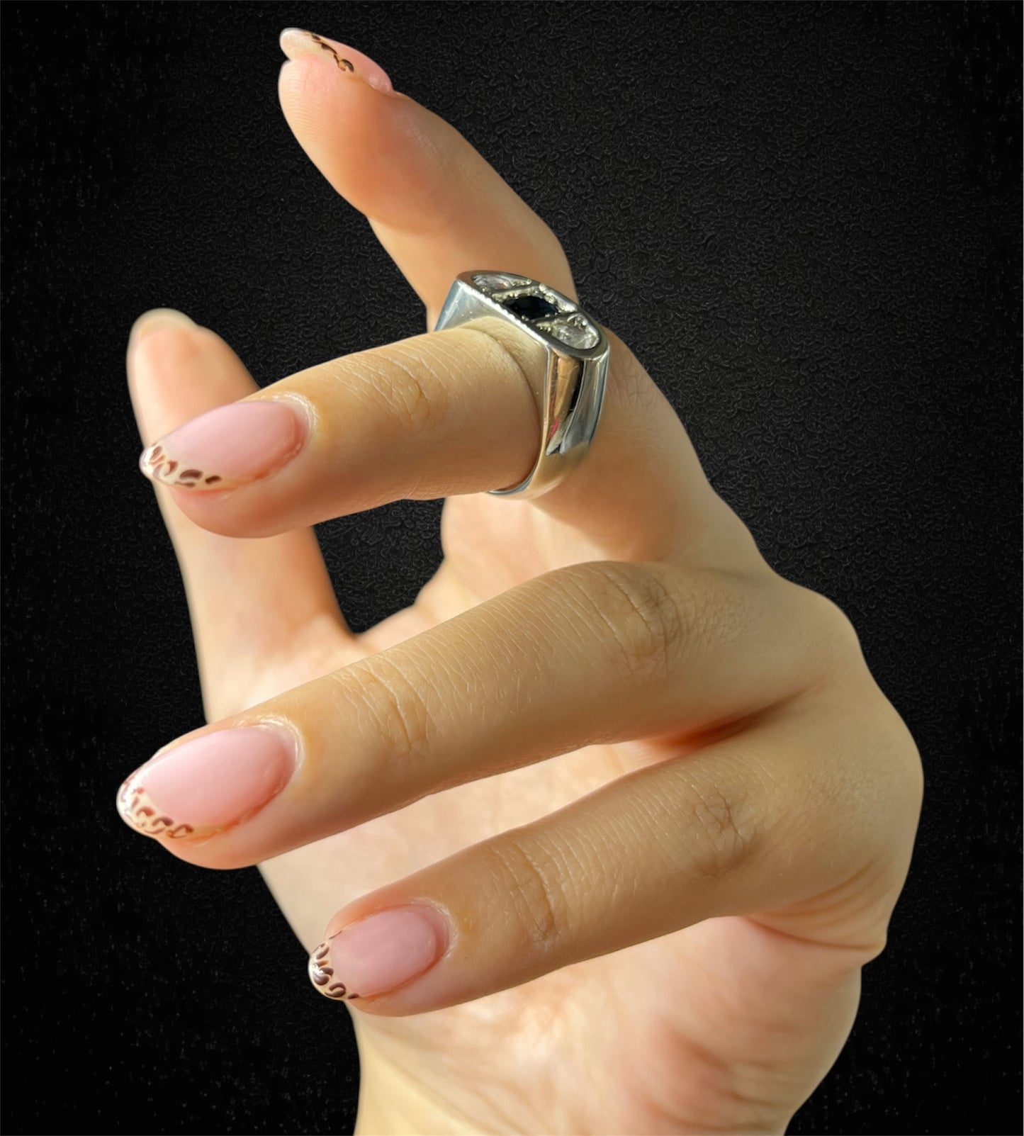 Anello a fascia con zaffiro cabochon e diamanti. Primi '900