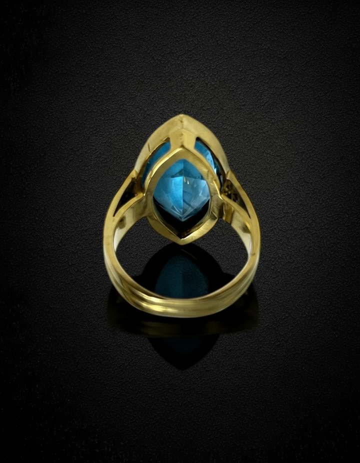 Anello con Topazio Marquise e Diamanti