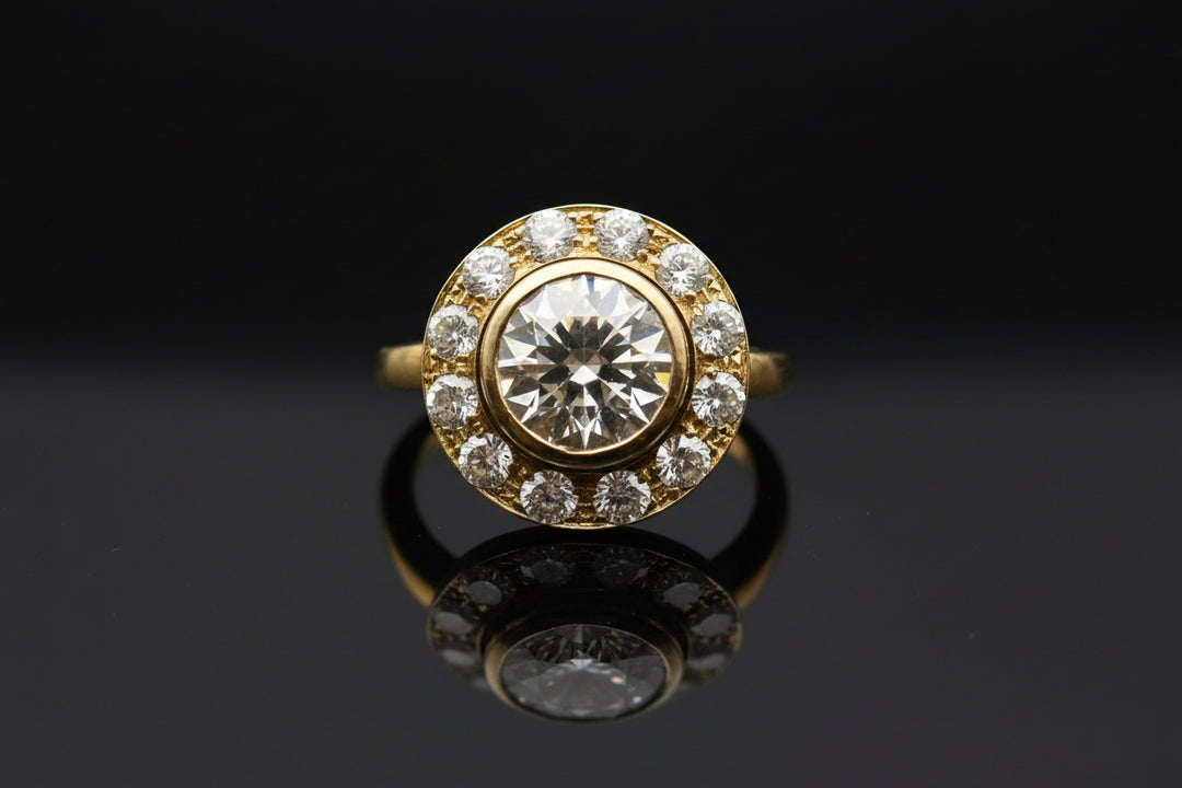 Anello Halo in Oro Giallo con Diamante Centrale 2,30 ct