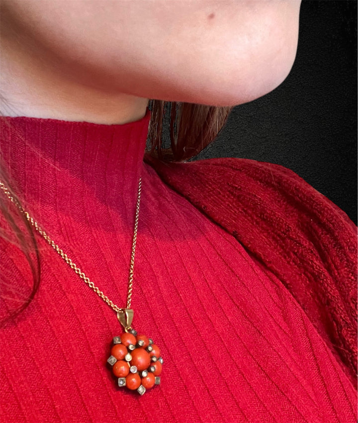 Ciondolo Stellato Corallo e Diamanti