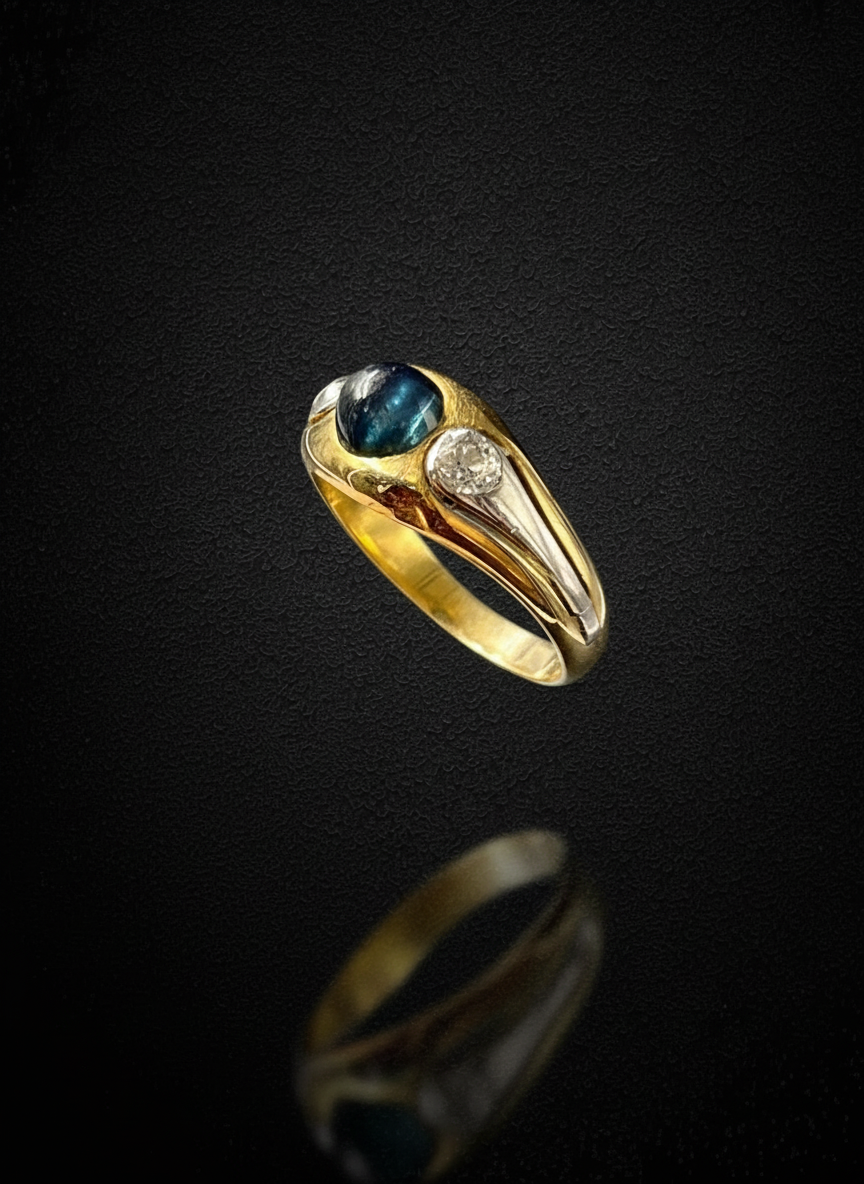 Anello a Fascia con Zaffiro Cabochon e Diamanti